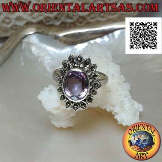 Anillo de plata con amatista facetada ovalada natural rodeada de pétalos ovalados con marcasita