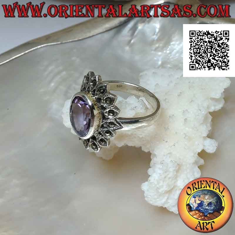 Anillo de plata con amatista facetada ovalada natural rodeada de pétalos ovalados con marcasita