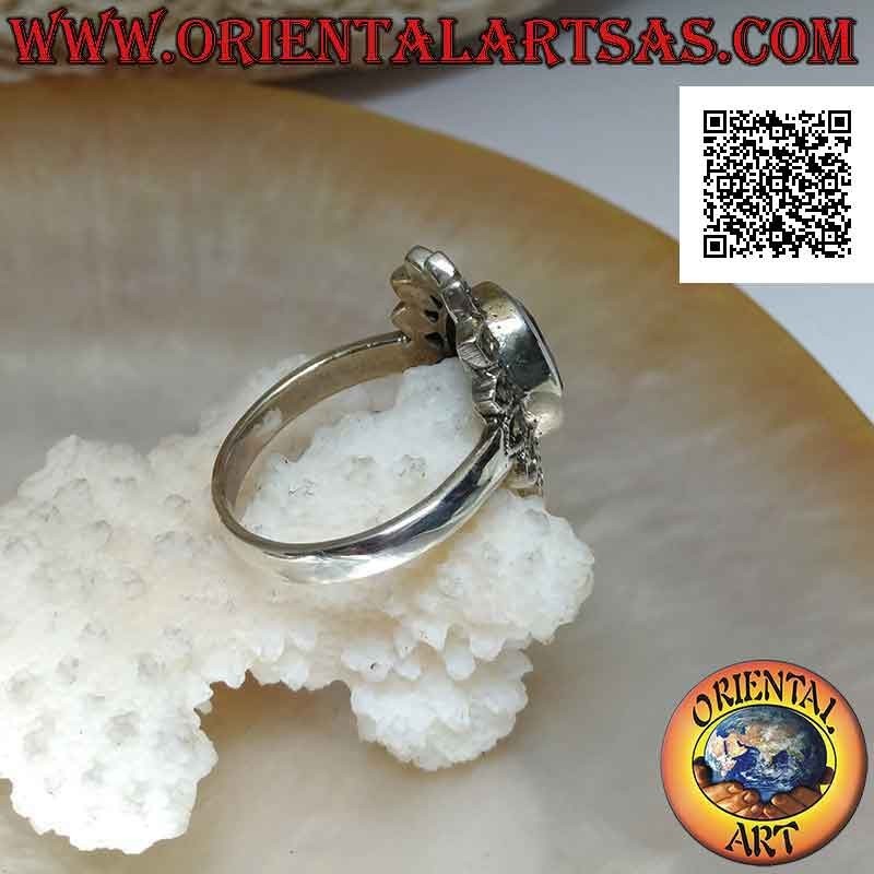 Bague en argent avec améthyste facettée ovale naturelle entourée de pétales ovales avec marcassite