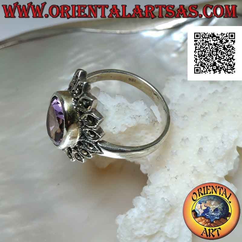 Bague en argent avec améthyste facettée ovale naturelle entourée de pétales ovales avec marcassite