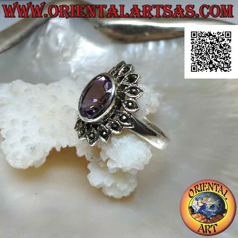 Bague en argent avec améthyste facettée ovale naturelle entourée de pétales ovales avec marcassite