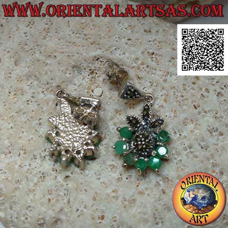 Boucles d'oreilles en argent, fleur de six émeraudes naturelles sertie dans un demi-cercle et pétales et centre de marcassite