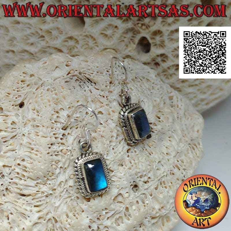 Boucles d'oreilles en argent avec Labradorite rectangulaire avec fluorescence bleue entourée d'entrelacements