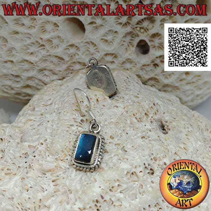 Boucles d'oreilles en argent avec Labradorite rectangulaire avec fluorescence bleue entourée d'entrelacements