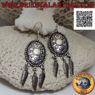 Boucles d'oreilles en argent avec écusson ethnique ovale décoré en relief et plumes pendantes