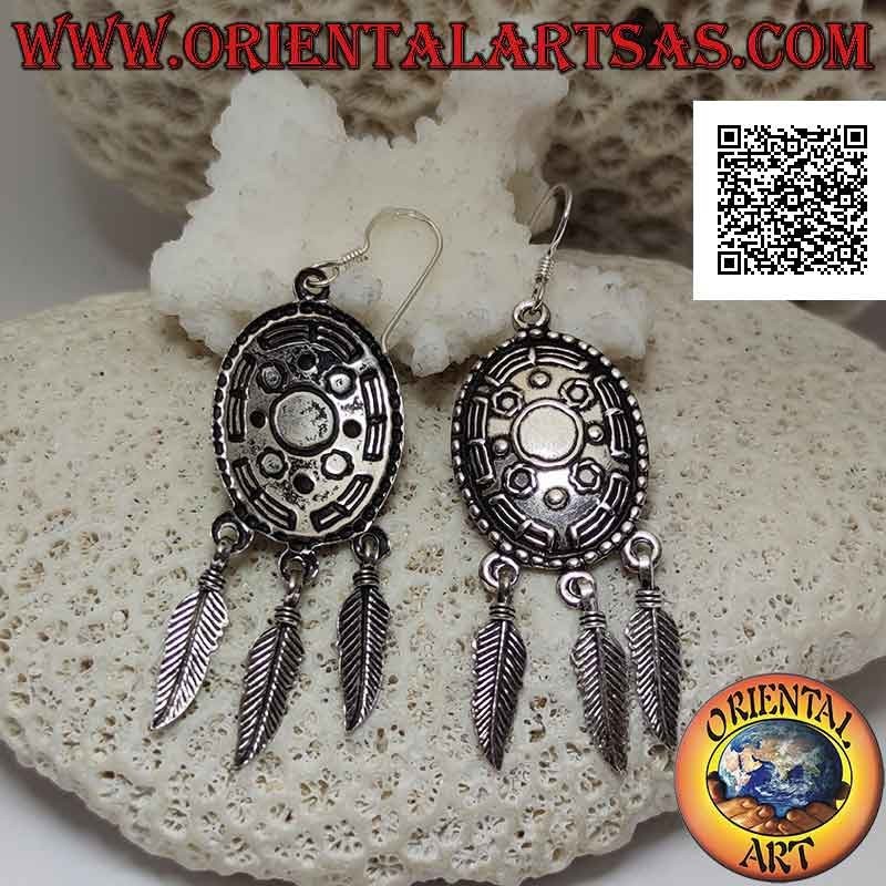 Boucles d'oreilles en argent avec écusson ethnique ovale décoré en relief et plumes pendantes