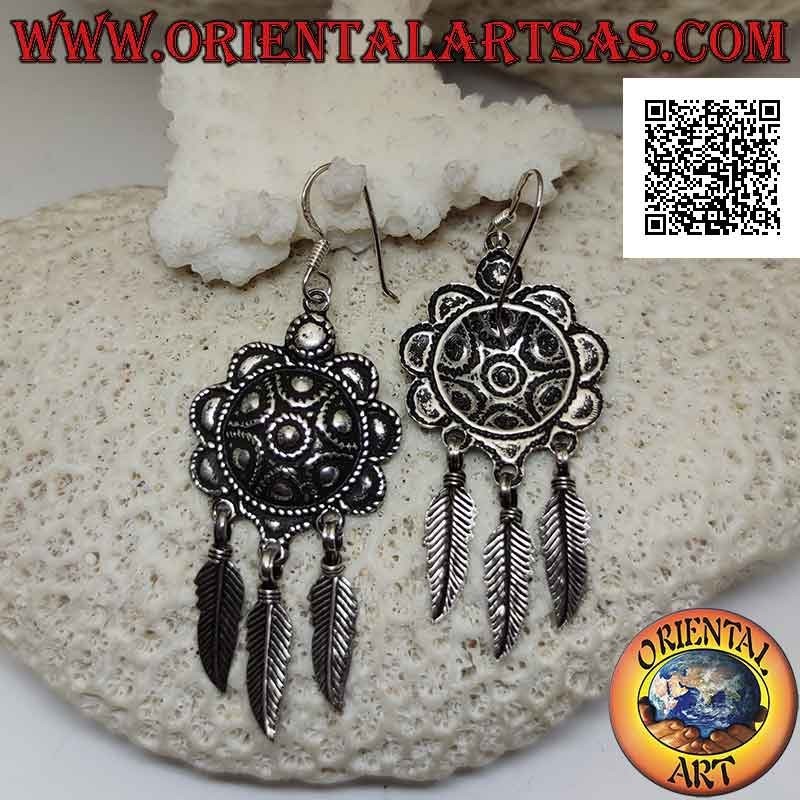 Pendientes de plata con escudo cincelado en relieve y plumas colgantes
