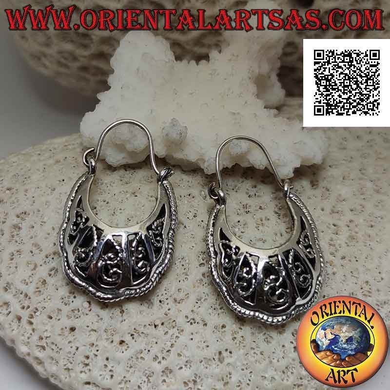 Orecchini in argento a cerchio in stile "borsetta" con decorazioni etniche traforate