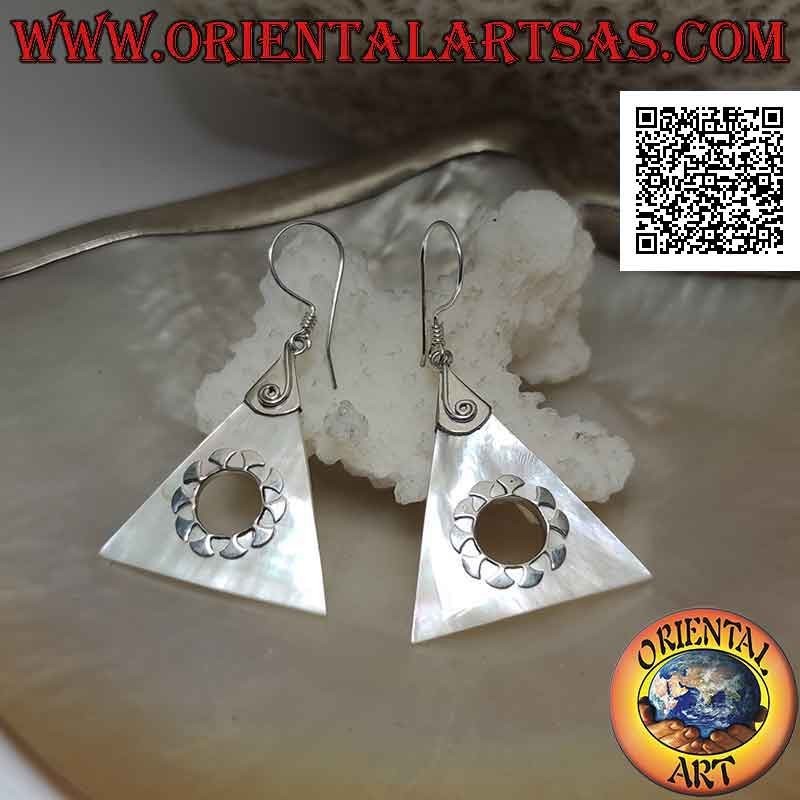 Orecchini in argento con piastra triangolare di madreperla con foro centrale e decorazioni in argento