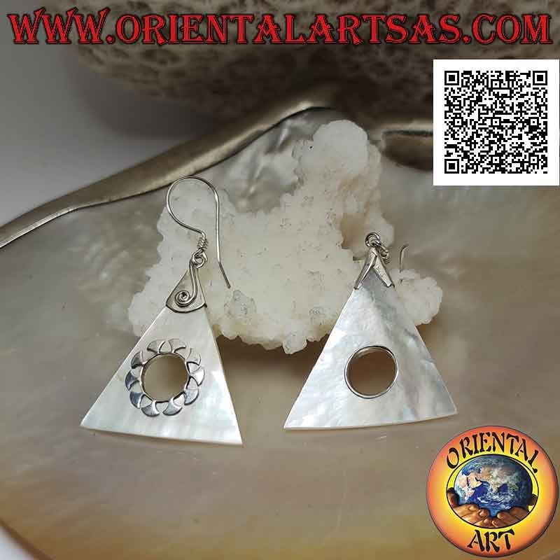Orecchini in argento con piastra triangolare di madreperla con foro centrale e decorazioni in argento