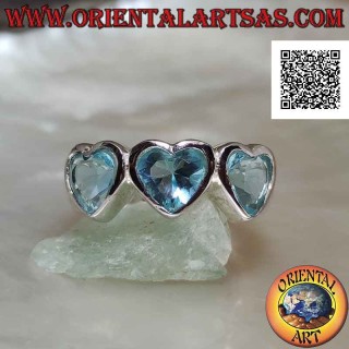 Glatter Rhodiumsilberring mit drei synthetischen blauen Topasherzen