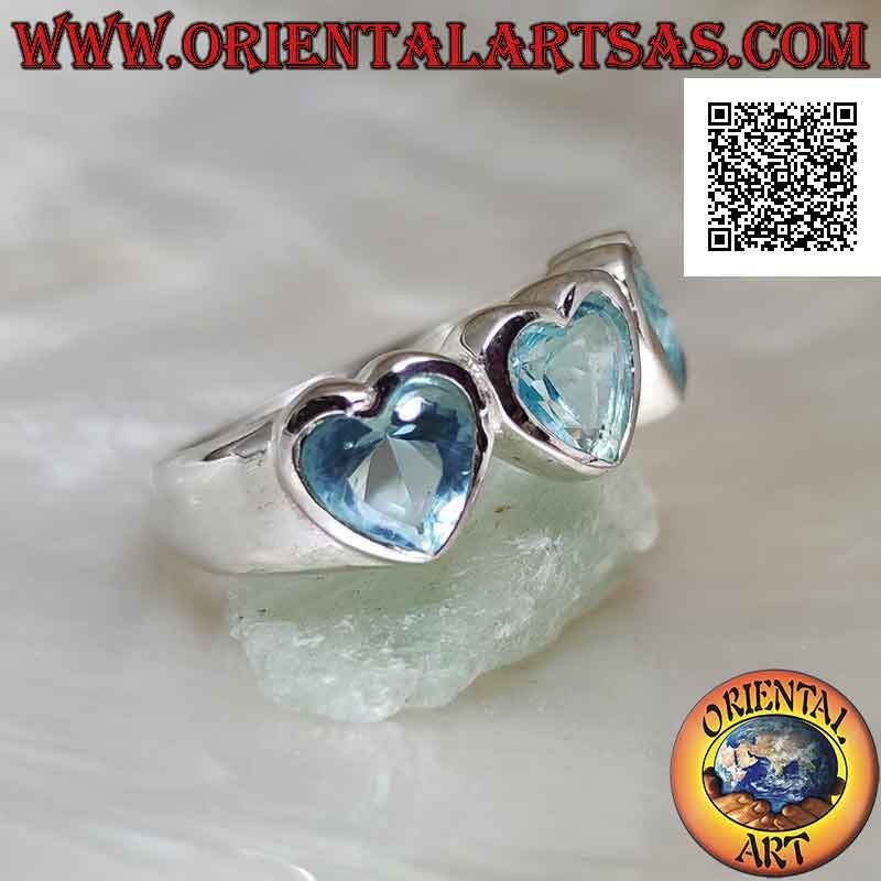 Glatter Rhodiumsilberring mit drei synthetischen blauen Topasherzen