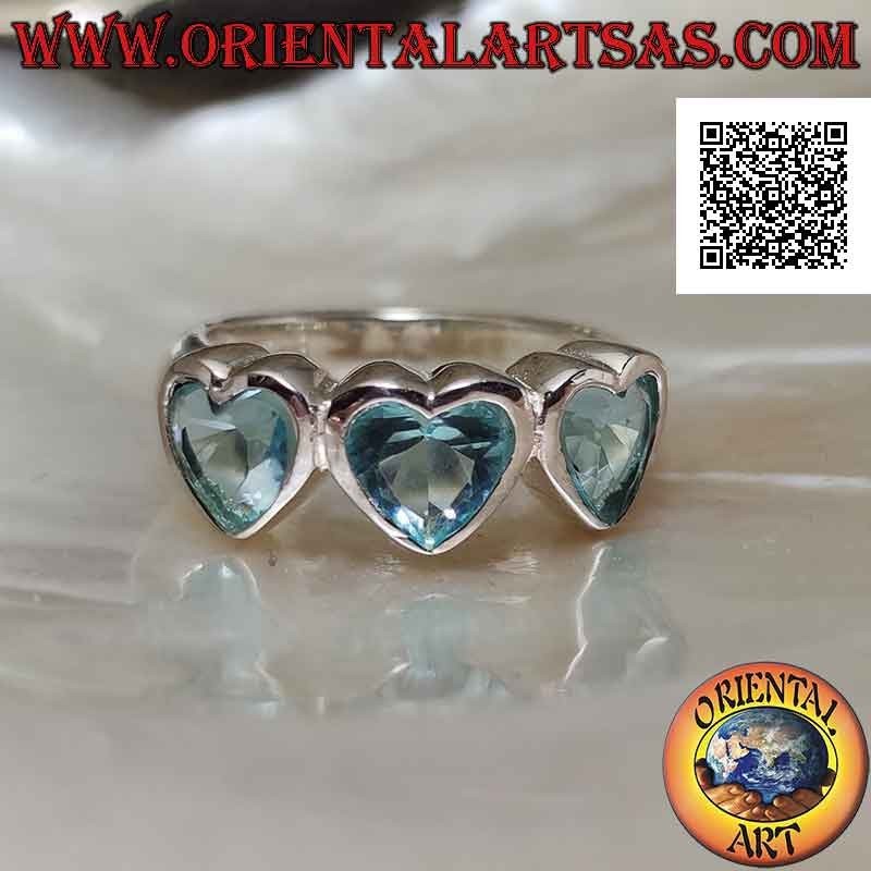 Anello in argento rodiato liscio con tre cuori di topazio blu di sintesi