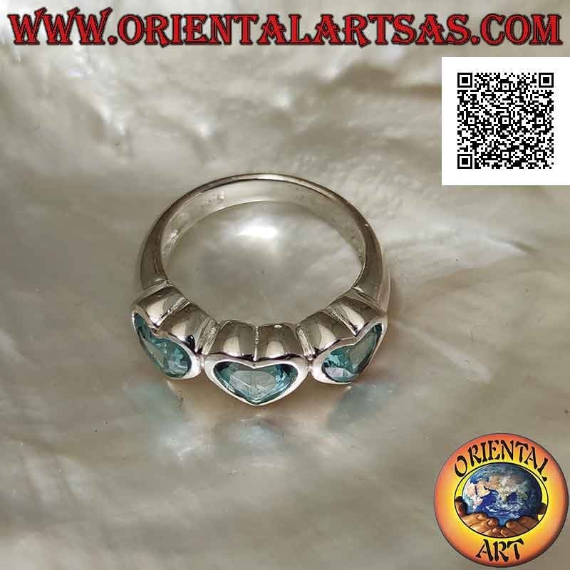 Glatter Rhodiumsilberring mit drei synthetischen blauen Topasherzen