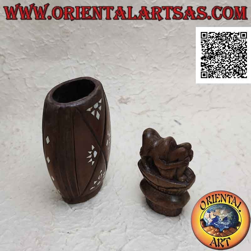Joyero de madera de Indonesia Shorea tallada a mano y con incrustaciones de nácar con escultura de la maternidad