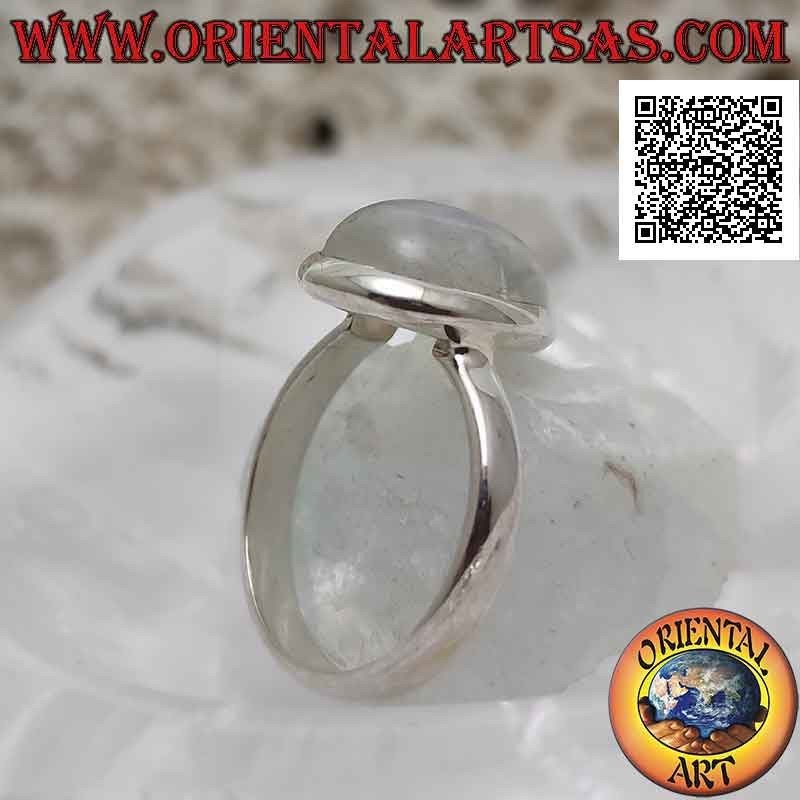 Anello in argento con pietra di luna arcobaleno a goccia cabochon su montatura semplice e liscia