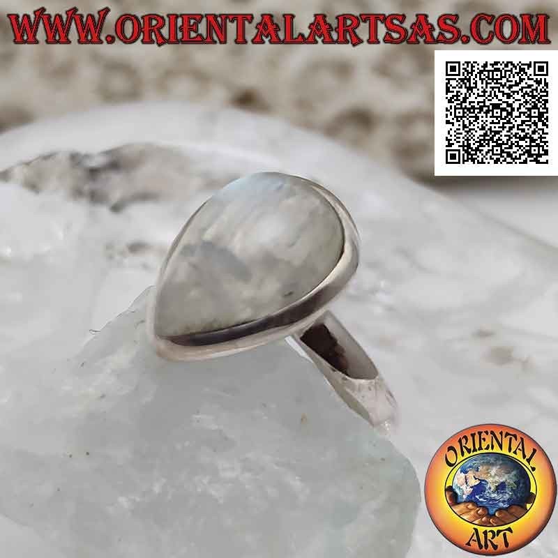 Anello in argento con pietra di luna arcobaleno a goccia cabochon su montatura semplice e liscia