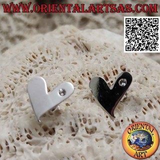 Pendientes de plata con lóbulos lisos en forma de corazón con circonitas en un lado