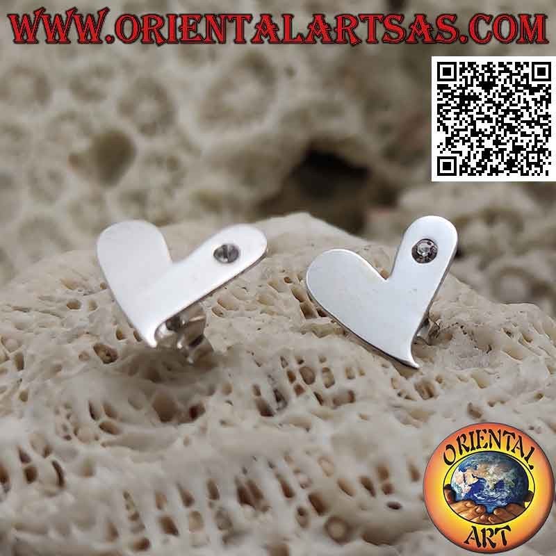Pendientes de plata con lóbulos lisos en forma de corazón con circonitas en un lado