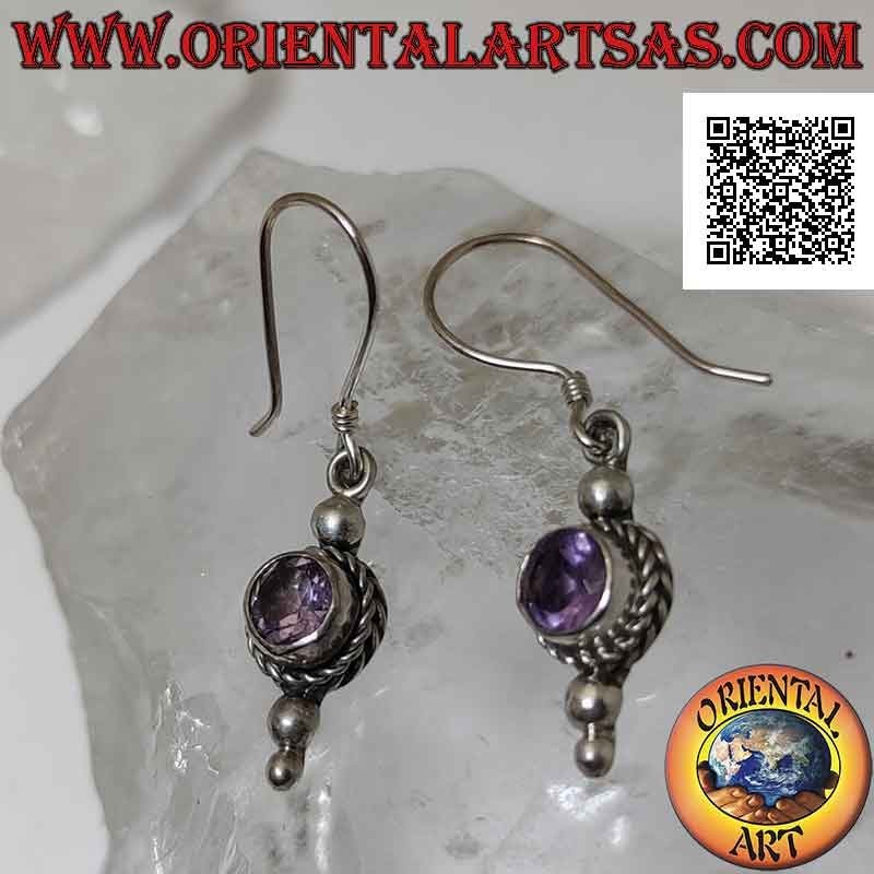 Silberohrringe mit rundem Amethyst, umgeben von Verflechtungen und Kugeln oben und unten
