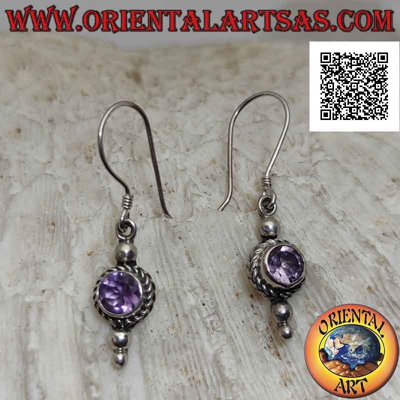 Silberohrringe mit rundem Amethyst, umgeben von Verflechtungen und Kugeln oben und unten