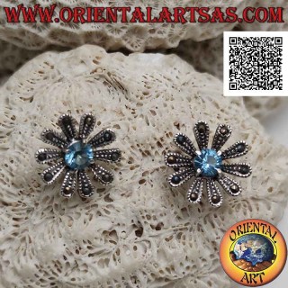 Orecchini in argento da lobo a forma di grande margherita tempestata di marcassite e topazio blu tondo centrale