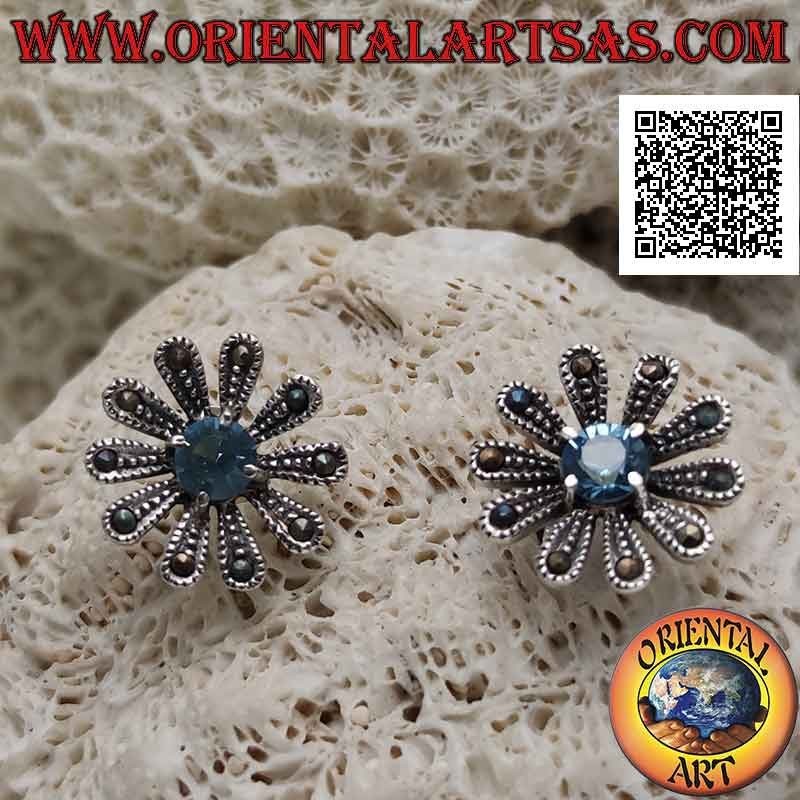 Boucles d'oreilles lobe en argent en forme de grande marguerite parsemée de marcassite et topaze bleue ronde centrale