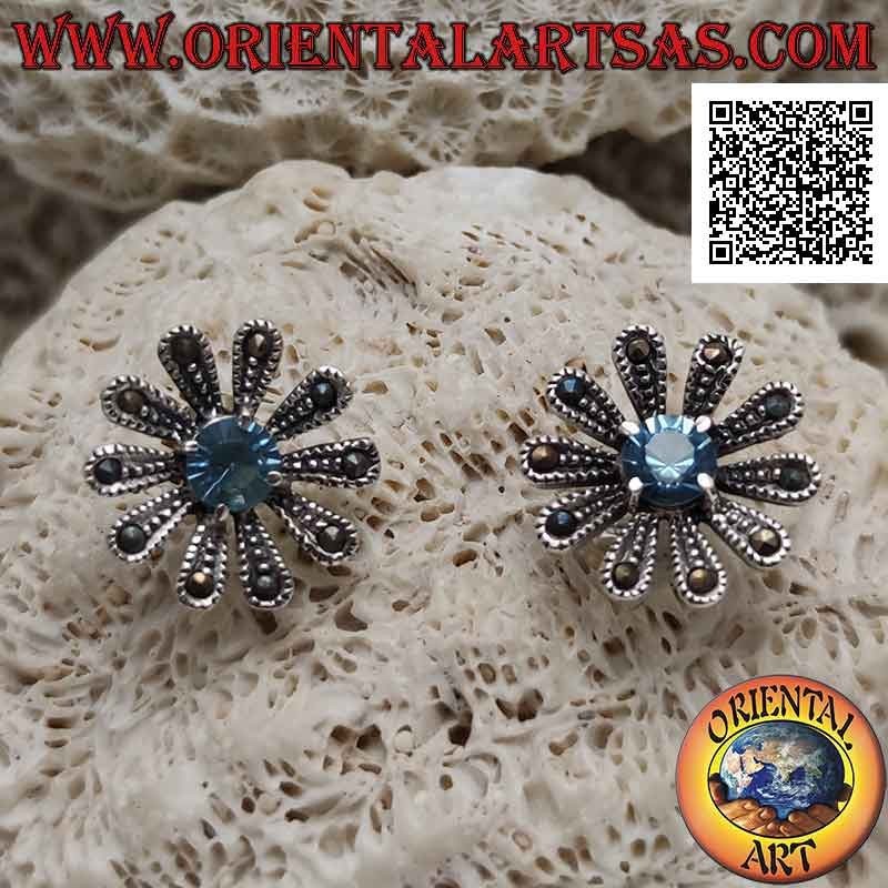 Orecchini in argento da lobo a forma di grande margherita tempestata di marcassite e topazio blu tondo centrale