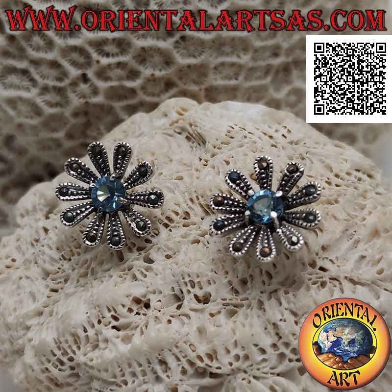 Boucles d'oreilles lobe en argent en forme de grande marguerite parsemée de marcassite et topaze bleue ronde centrale