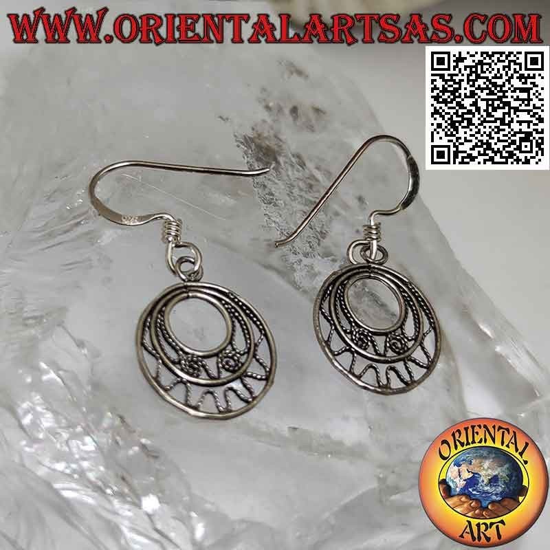 Silver earrings with concentric circles and filigree processing between them