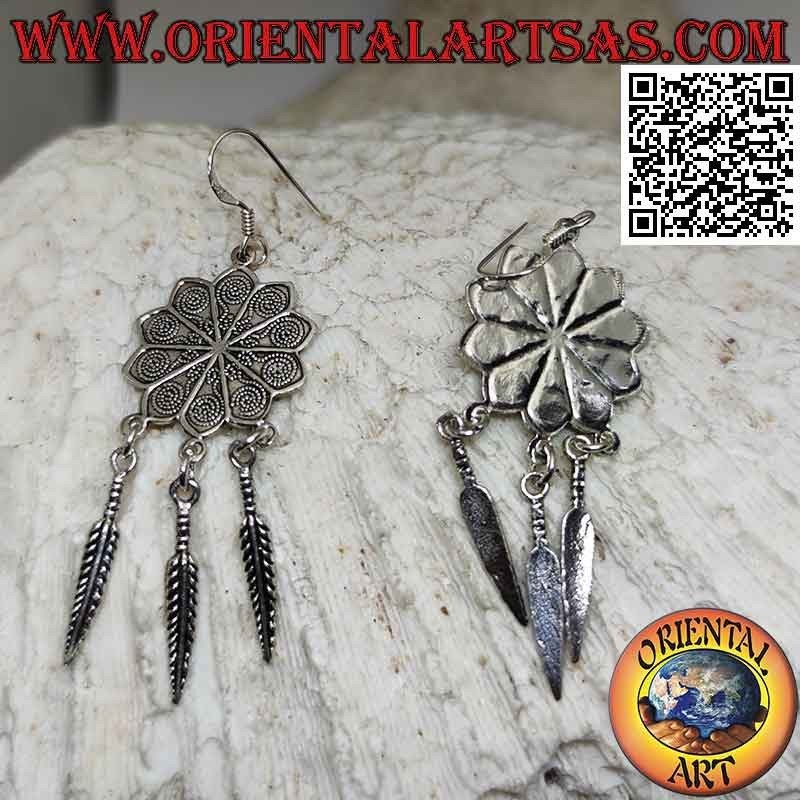 Orecchini in argento a monachella con fiore mandala decorato e piume pendenti