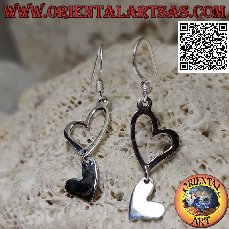Pendientes de palanca de plata con dos corazones colgantes complementarios