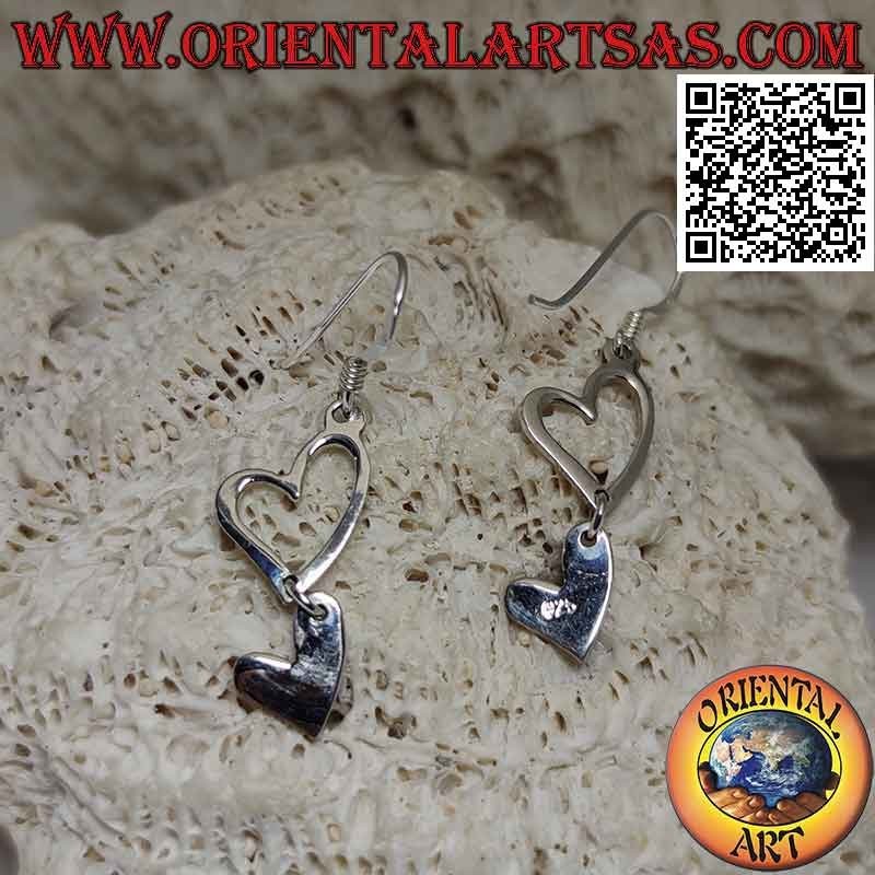 Pendientes de palanca de plata con dos corazones colgantes complementarios