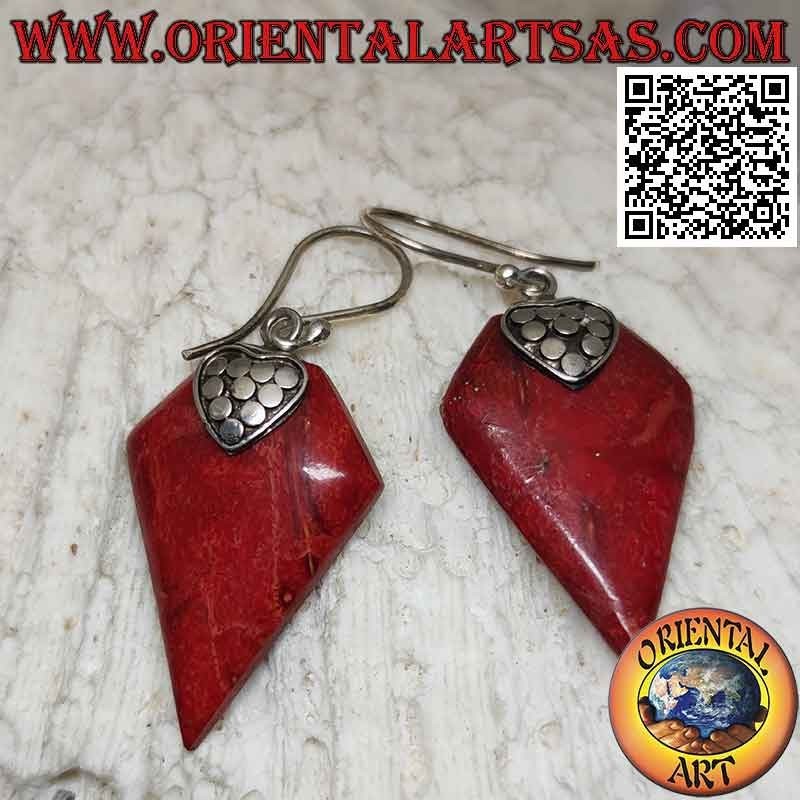 Orecchini in argento a monachella con madrepora rossa (corallo) a romboide deltoide e gancio decorato