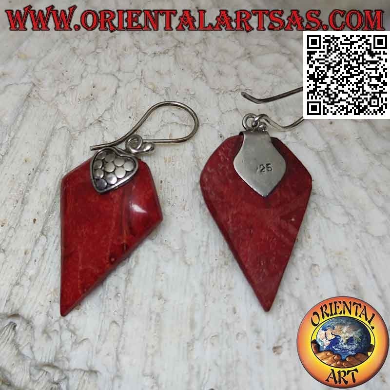 Boucles d'oreilles crochet en argent avec corail rouge (corail) avec cerf-volant deltoïde et crochet décoré