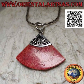 Ciondolo in argento con fetta di cerchio di madrepora rossa (corallo) e gancio lavorato