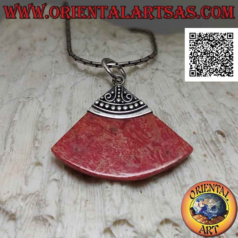 Ciondolo in argento con fetta di cerchio di madrepora rossa (corallo) e gancio lavorato
