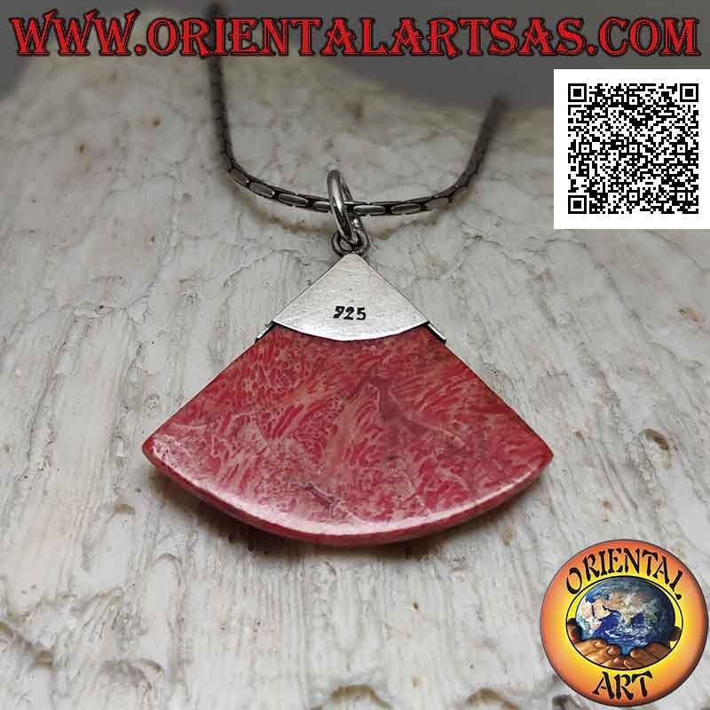 Pendentif en argent avec une tranche de cercle de corail rouge (corail) et crochet travaillé