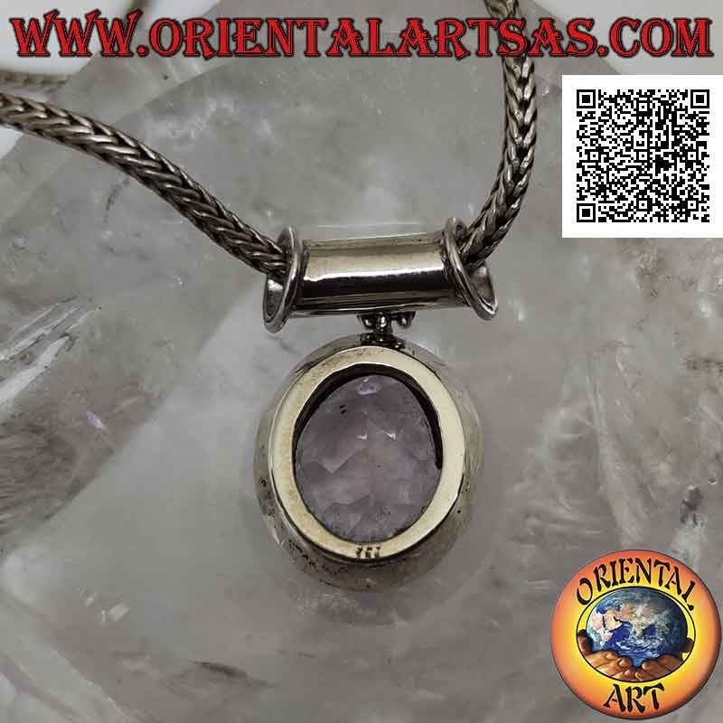 Pendentif en argent avec grande améthyste facettée ovale naturelle sur cadre lisse et crochet tubulaire mobile