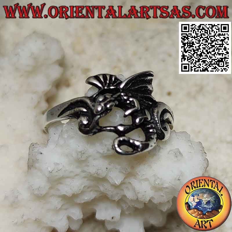 Anillo de plata con dragón basilisco en vuelo de perfil