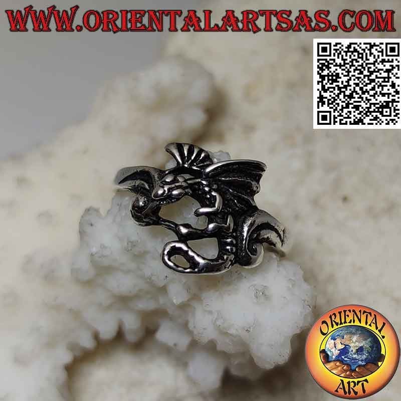 Anello in argento con drago basilisco in volo di profilo