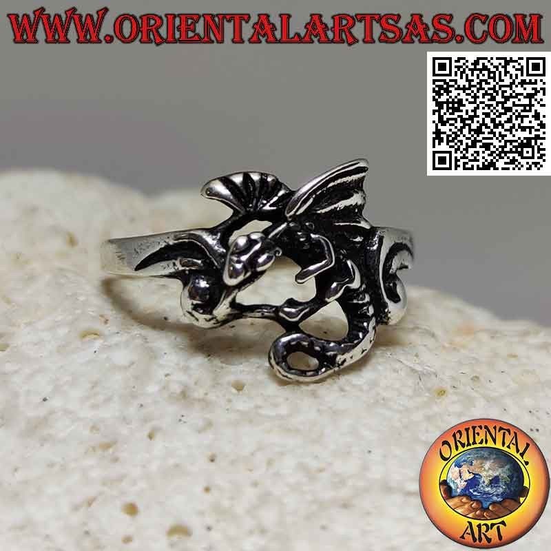 Anello in argento con drago basilisco in volo di profilo