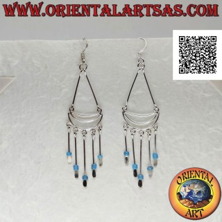 Boucles d'oreilles en argent avec des arcs attachés avec une rangée de boules turquoise pendantes