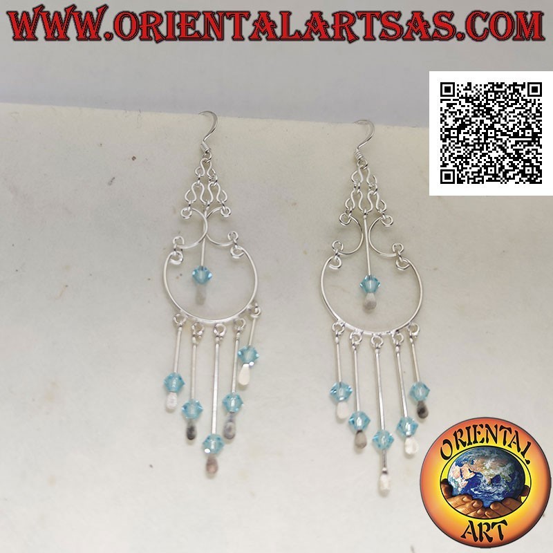 Pendientes de aro de plata de estilo barroco con cristales celestes colgando en el centro y debajo