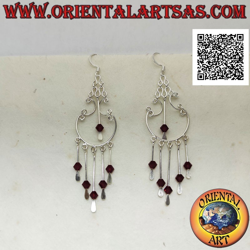 Pendientes de aro de plata de estilo barroco con cristales granates colgando en el centro y debajo