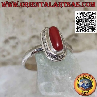 Anillo de plata con coral natural engastado en un borde trenzado (19b)