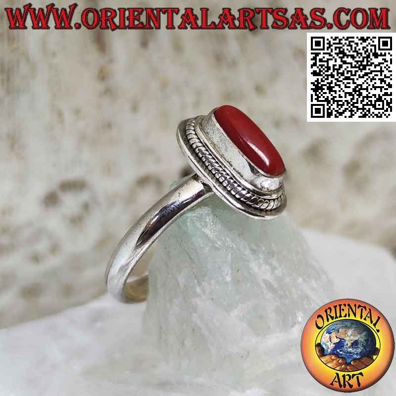 Bague en argent avec corail naturel serti dans un bord tressé (19b)