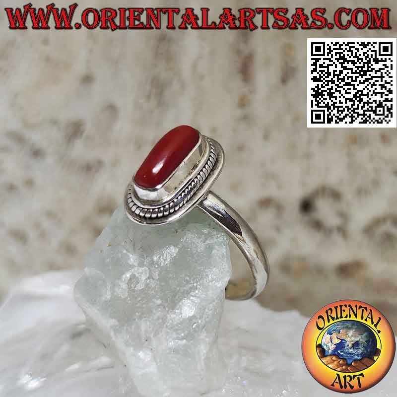 Anillo de plata con coral natural engastado en un borde trenzado (19b)