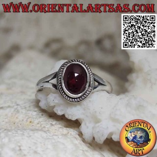 Anello in argento con granato naturale ovale cabochon contornato da intreccio