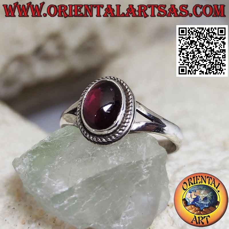 Bague en argent avec grenat cabochon ovale naturel entouré de tissage